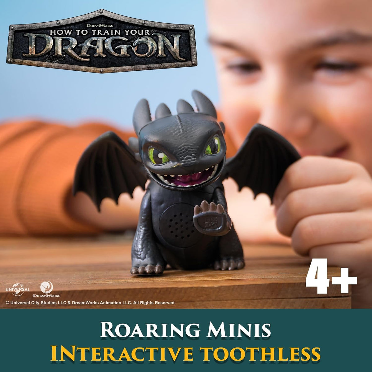 Niño acariciando la cabeza del mini dragón para activar los sonidos