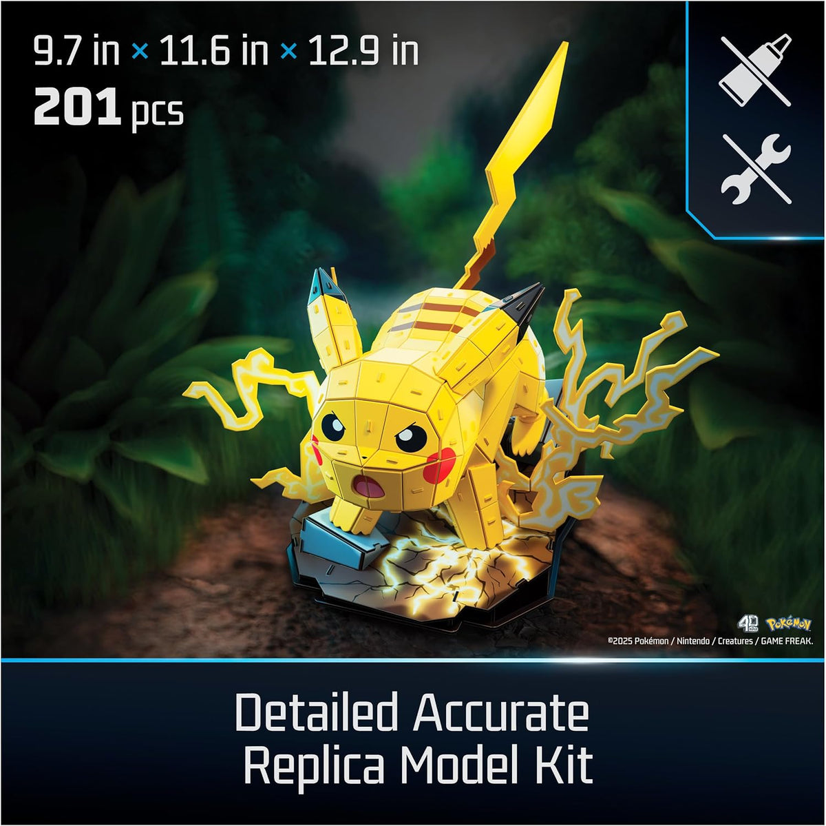 Pikachu 4D Build visto de frente sobre su base con rayos